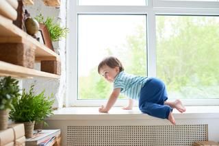 Jak zabezpieczyć okna przed dziećmi? Radzimy, co zrobić, by uniknąć tragedii