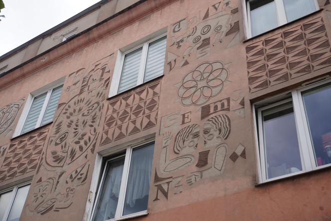 Sgraffito w Białymstoku. Zabytkowe pra-murale rodem z PRL-u