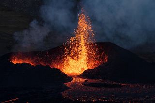 Erupcja wulkanu na Islandii. Ewakuacja mieszkańców i turystów