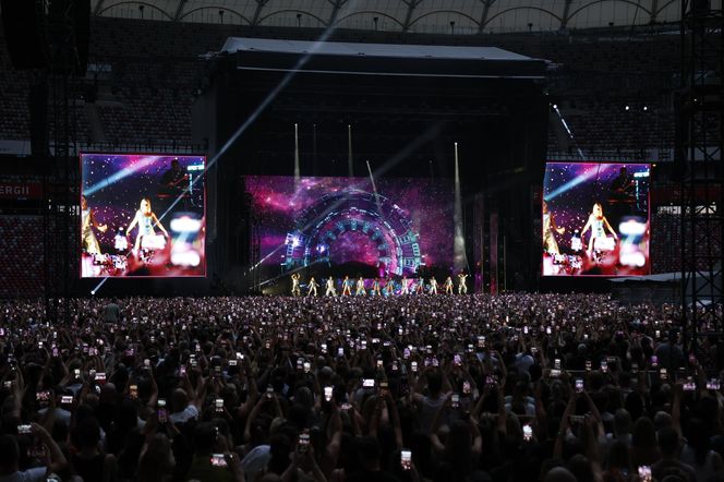 Koncert Jennifer Lopez w Warszawie (25.07.2025) - część druga. Organizatorem koncertu jest Prestige MJM