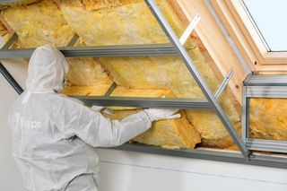 Wełna kontra styropian.  Porównaliśmy koszty i cechy użytkowe obu materiałów