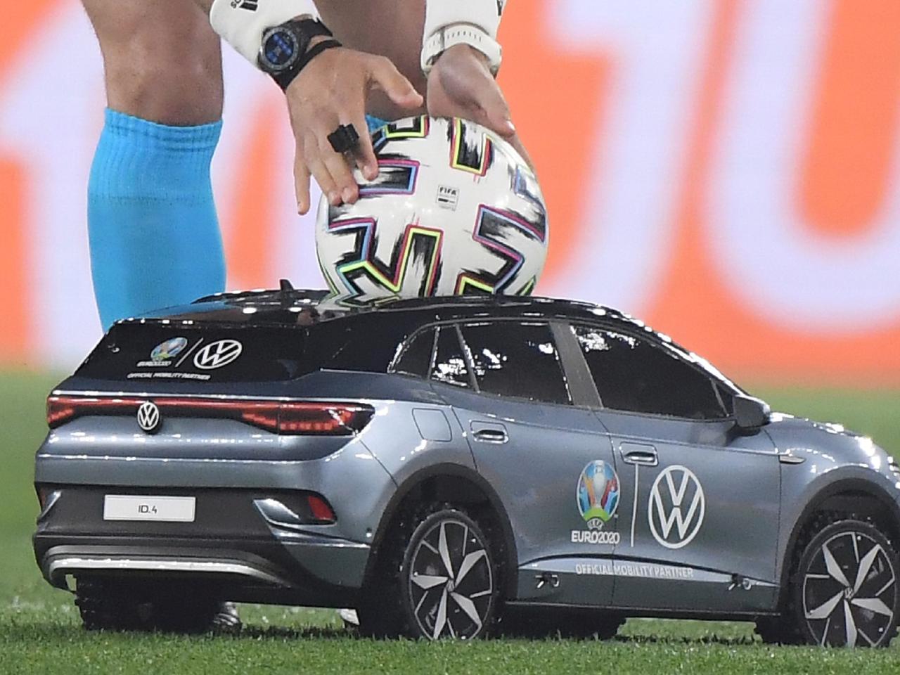 Euro 2020: Szok podczas inauguracji. Samochód wjechał na murawę [EURO 2021]