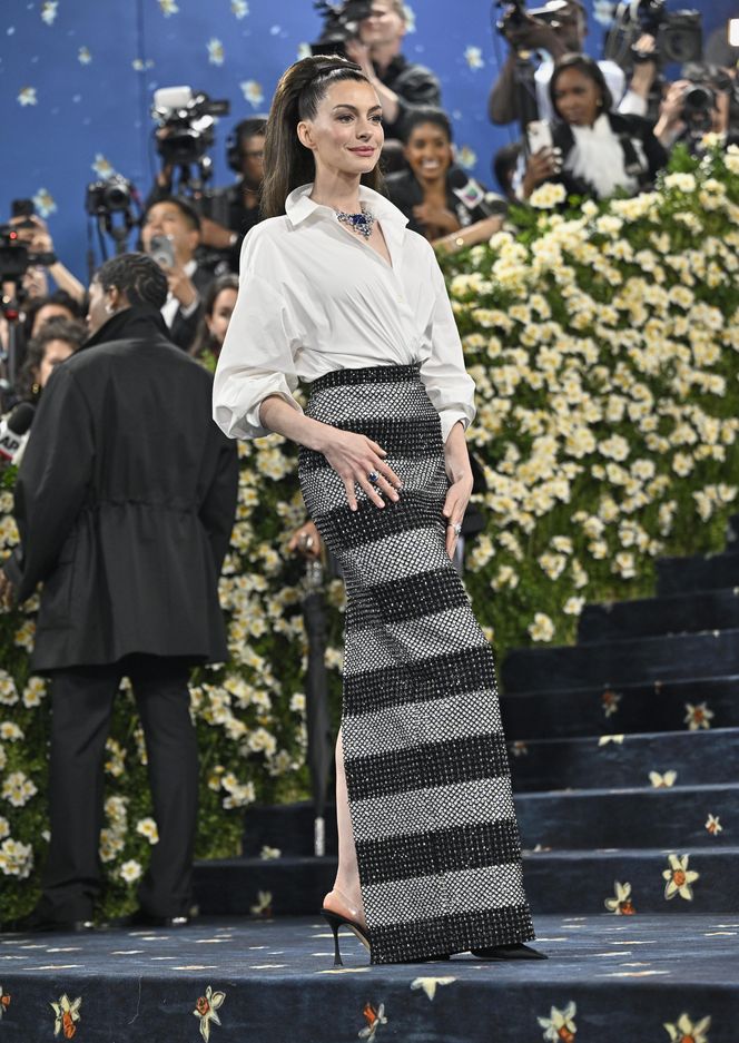 Anne Hathaway niczym figura woskowa. Nie wygląda na 42 lata!