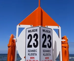 Ratujący życie sprzęt na plaży w Kołobrzegu.  Każdy może pomóc tonącemu