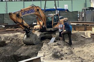 Katastrofa budowlana w Wołominie. Runęła część kamienicy. Koparka pod gruzami!