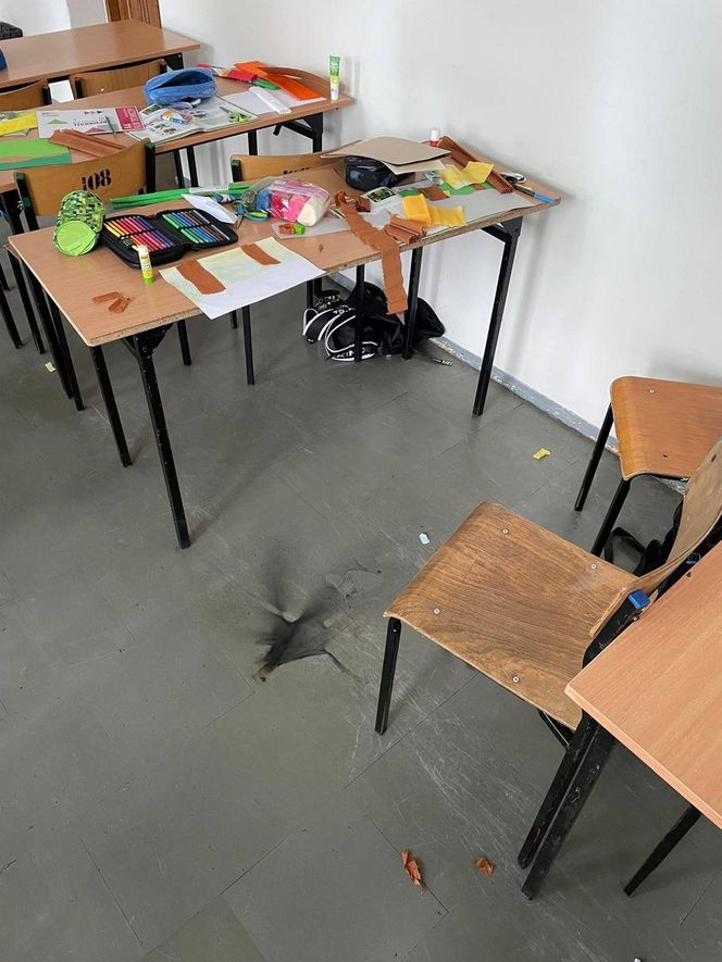 Wybuch w szkole! Telefon eksplodował w plecaku ucznia.
