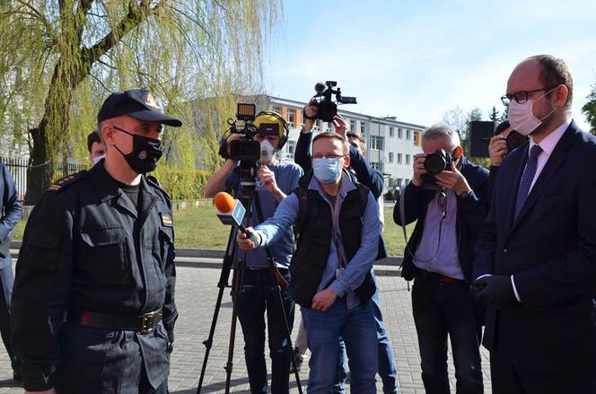 Polscy strażacy wywożą maseczki na wschód
