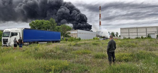 Pożar składowiska opon w Toruniu. Dym widoczny z daleka