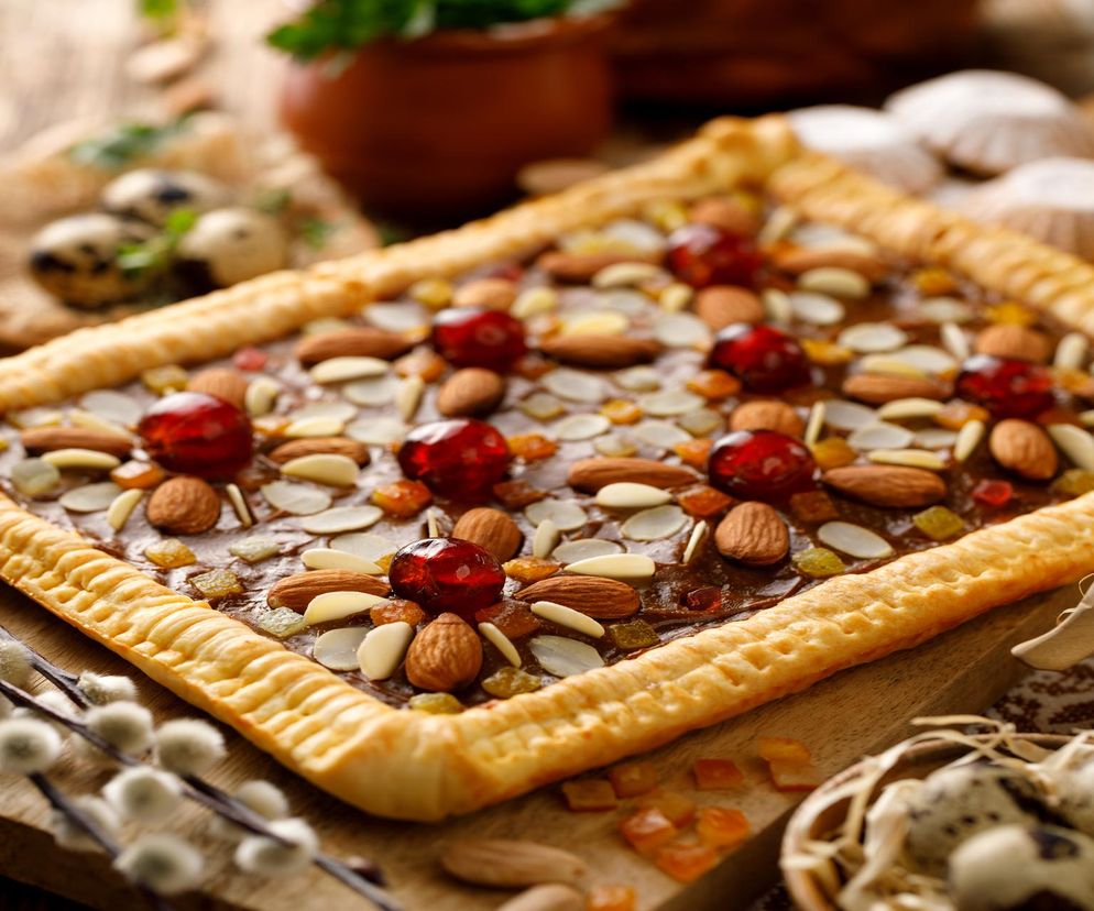 Mazurek wielkanocny na ostatnią chwilę. Czekoladowo-migdałowe ciasto będzie palce lizać