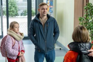 Barwy szczęścia odc. 3004: Hubert (Marek Molak), Marysia (Nina Szumowska), Emil (Artem Malashchuk)