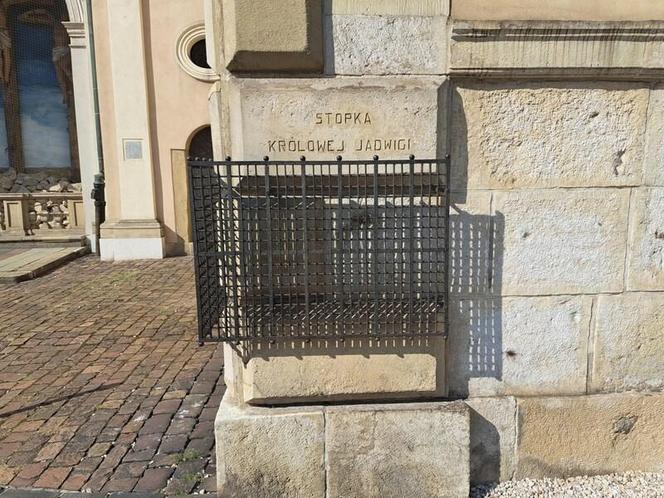 Stópka Królowej Jadwigi na  ul. Karmelickiej 19