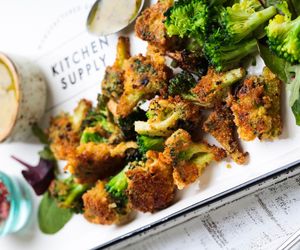 Chrupiące kąski brokułowe z parmezanem. Banalnie prosty przepis na zachwycającą przegryzkę 