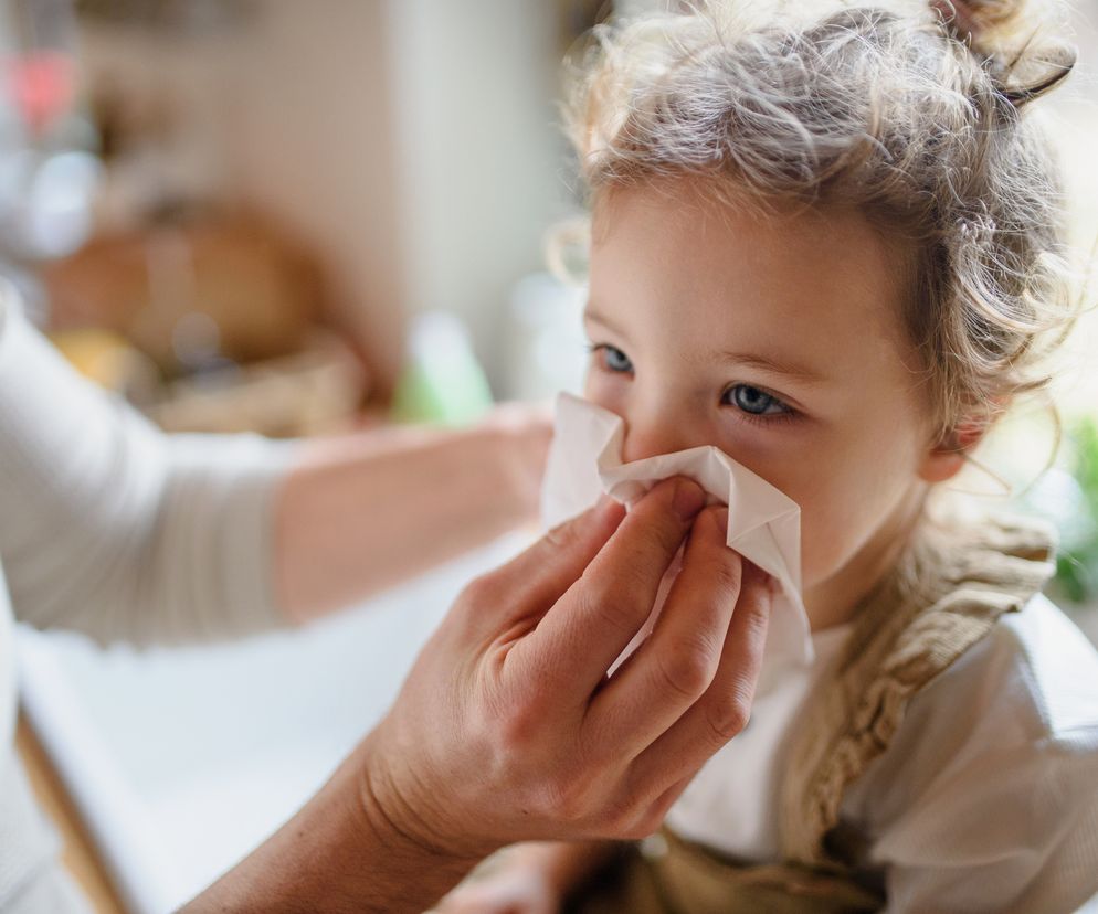 Mama wyciera dziecku nos