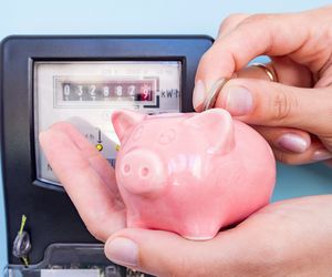 Jak oszczędzać prąd w domu, aby skorzystać z zamrożenia cen energii elektrycznej 2023? Jak obniżyć rachunki za prąd?