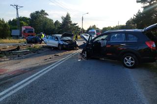 Zderzenie czterech samochodów na przejeździe kolejowym w Kieleckiem. Nie żyje jedna osoba