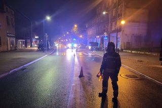 Groźne zdarzenie w Piekarach Śląskich. Rozpędzony samochód wjechał w budynek mieszkalny