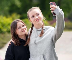 Barwy szczęścia odc. 3255. Ewa (Gabriela Ziembicka), Ewelina (Amelia Listwoń)