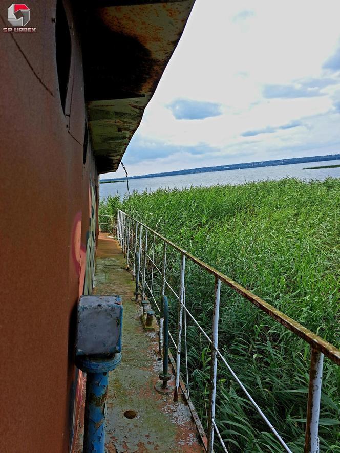 Opuszczony wrak statku w Lubczynie na jeziorze Dąbie
