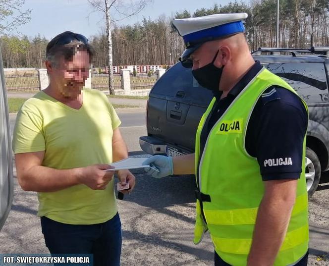 Starachowiccy policjanci rozdają maseczki. Najczęściej otrzymują je starsze osoby