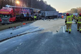 Chaos na odcinku A4. Wypadek, ranni. Droga na Wrocław zasypana ładunkiem i zablokowana! [AKTUALIZACJA]