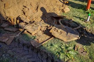 Ludzkie kości i hełm znaleziono przy budowie sieci ciepłowniczej w Rzeszowie