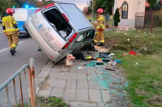 Samochód osobowy uderzył w kapliczkę w Lasach w pow. kraśnickim