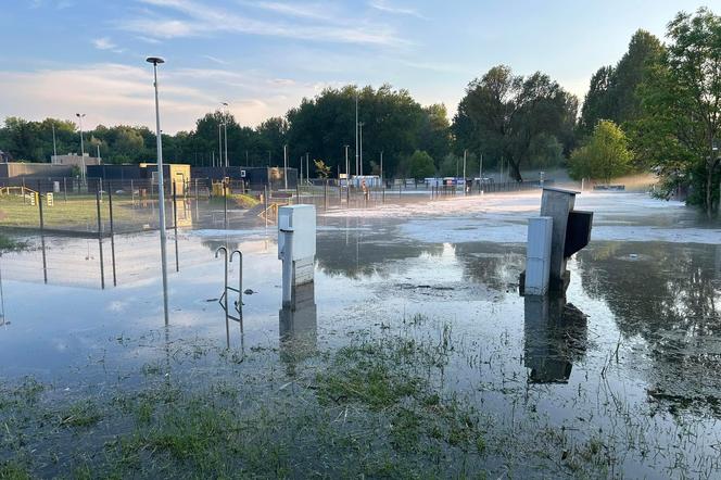 Kilkaset interwencji strażaków po nawałnicach. IMGW ostrzega przed kolejnymi burzami