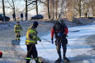 Poszedł morsować w jeziorze, nagle załamał się pod nim lód. Mężczyznę uratowali strażacy 