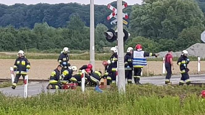 SZYNOBUS ZDERZYŁ SIĘ ze skuterem. Jedna osoba nie żyje!