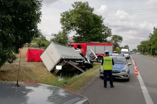 MASAKRA na drodze w Łowiczu. Kierowca „dostawczaka” ZGINĄŁ NA MIEJSCU