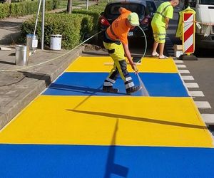 ​„Pocałuj i jedź”. Przy szkołach w Lesznie powstają specjalne strefy dla kierowców