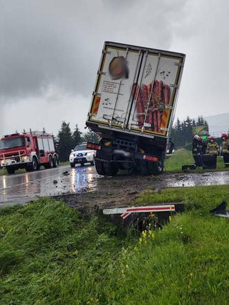 Łososina Dolna. Zderzenie dwóch dostawczaków. Ciężarówka chciała je minąć i skończyła w rowie