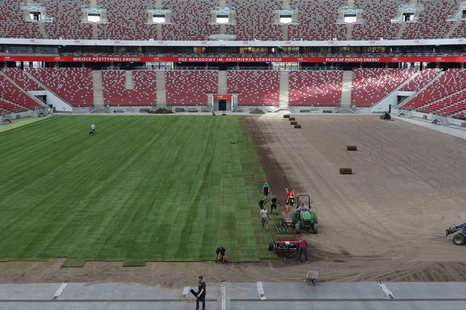 Rozkładanie murawy na Stadionie Narodowym