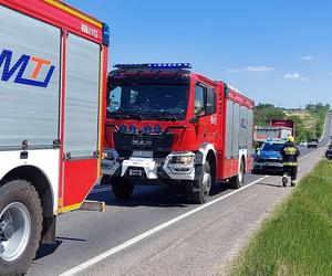 Wypadek na DK 42 w Parszowie. Auto wylądowało w rowie