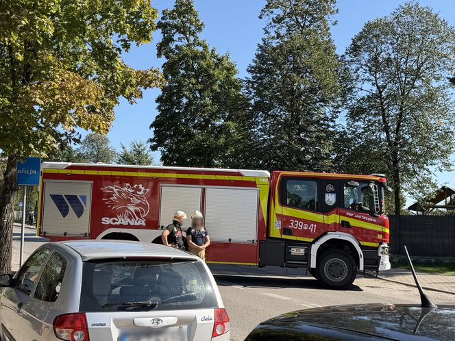 Jastrzębia. 2-letnie dziecko wpadło pod samochód