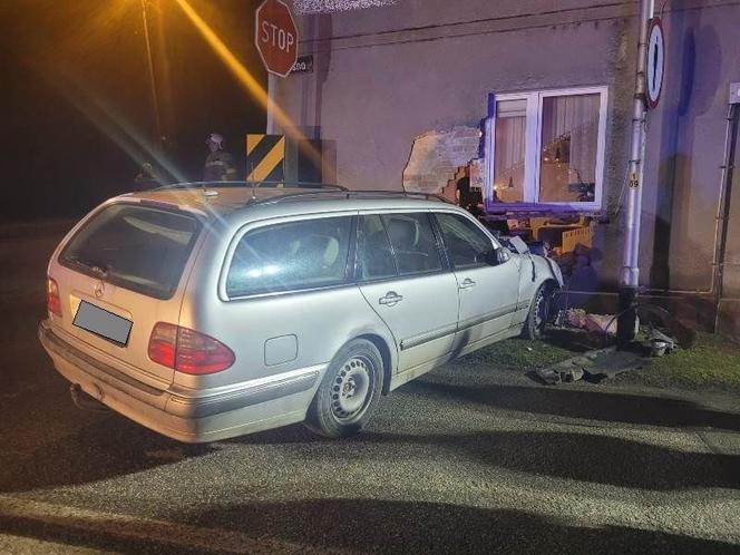 Mercedes uderzył w budynek i wybił potężną dziurę. Autem jechali ojciec z synem