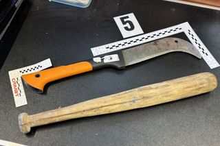 Chciał zabić żonę! „Spakował maczetę, napełnił bańkę paliwem