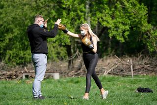 Ola Ciupa boksuje i całuje na spacerze