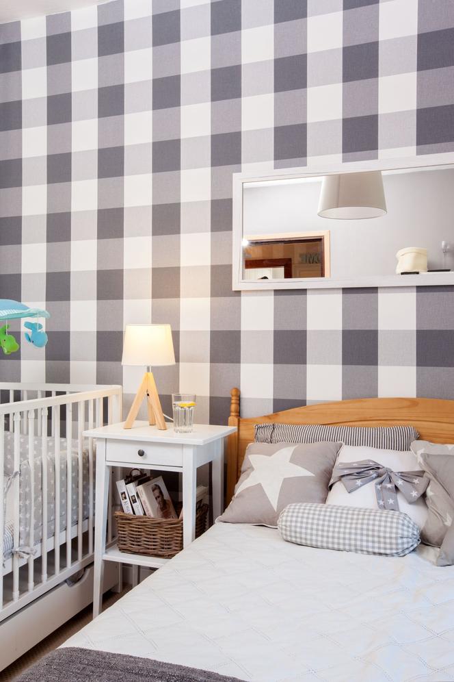 Przytulny kącik dla niemowlaka w sypialni rodziców – kratka dla trojga