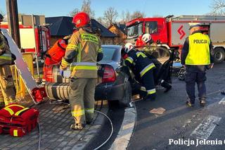 Samochód nagle wjechał pod ciężarówkę. Kierowcy w ciężkim stanie trafili do szpitala 