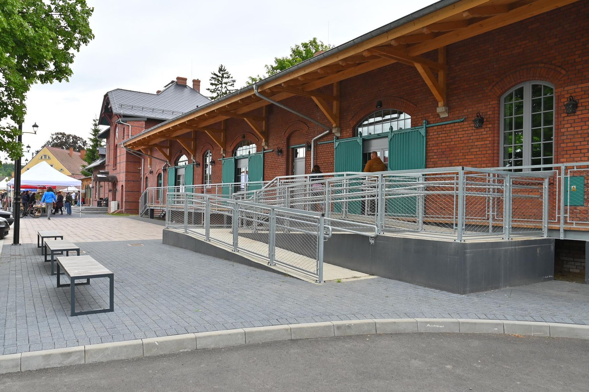 Dworzec w Leśnej po remoncie 