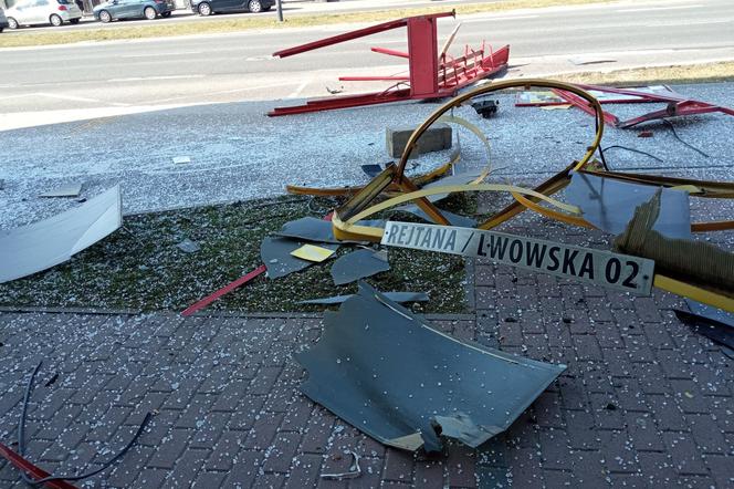 Pilne! Wypadek na al. Rejtana! Autobus staranował przystanek. Są ranni! 