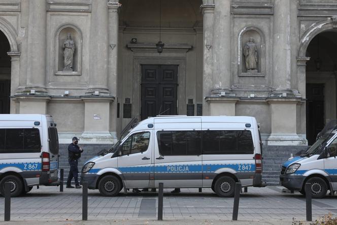 Policja pod kościołami w Warszawie