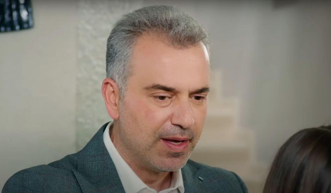 Ege śledzi Melis i dla zmyłki proponuje jej natychmiastowy ślub.