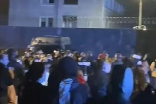 Tłumy pod aresztami śledczymi. To fani Buddy! Petardy i ryczące silniki samochodów