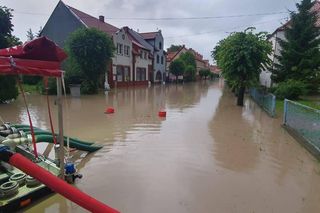 Zalane ulice, woda w budynkach. Dramatyczna sytuacja w Suchaczu i Tolkmicku