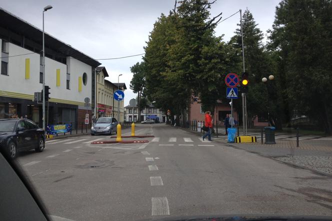 Sygnalizacja świetlna w Mielnie ma choć trochę rozładować korek na głównej ulicy.