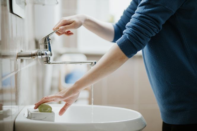 Naukowcy z Mayo Clinic pokazali, jak łatwo można uniknąć przeziębienia. Trik prosty i skuteczny