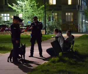 Uwaga na imprezy pod chmurką. Policja prowadzi wzmożone kontrole, sypią się mandaty