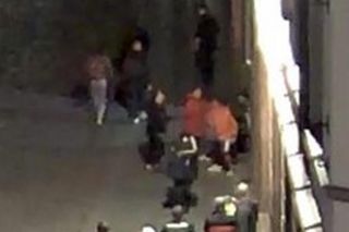 Łódź. Bójka trzech kobiet na ul. Tuwima. Napastniczki kopały poszkodowaną, nawet gdy leżała [ZDJĘCIA].